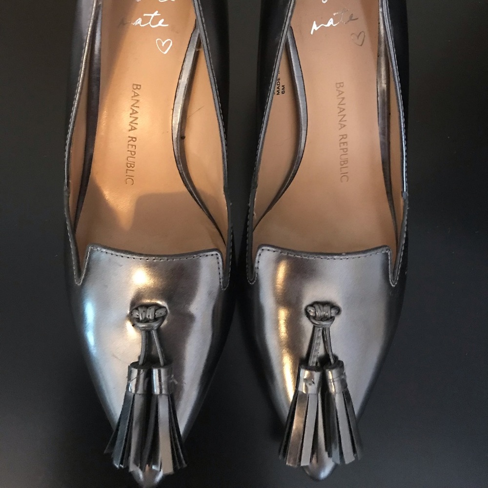 Banana Republic tassel pump, platinum, size 6